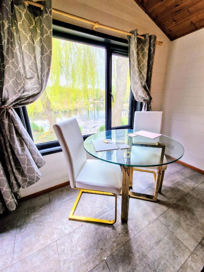 Magpie 2 Hot Tub Huntersmoon-Warminster-Longleat-Wiltshireヴィラ エクステリア 写真