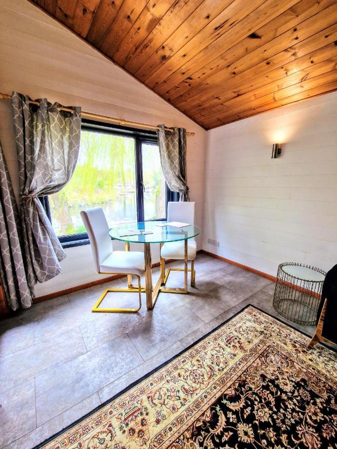 Magpie 2 Hot Tub Huntersmoon-Warminster-Longleat-Wiltshireヴィラ エクステリア 写真