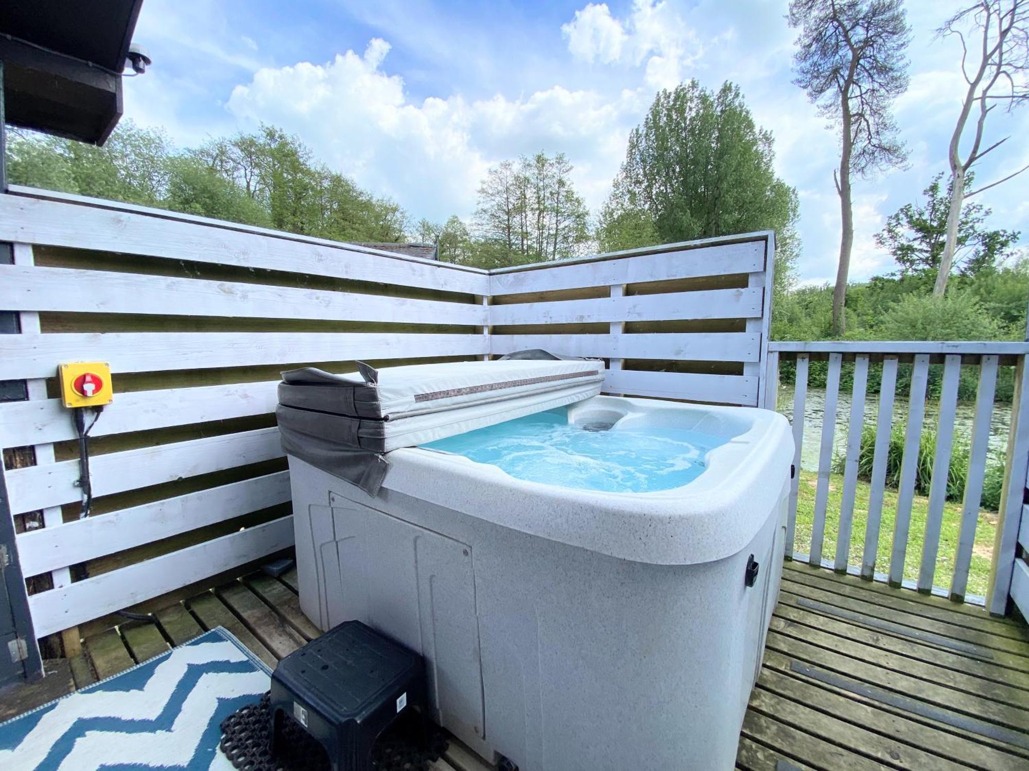 Magpie 2 Hot Tub Huntersmoon-Warminster-Longleat-Wiltshireヴィラ エクステリア 写真