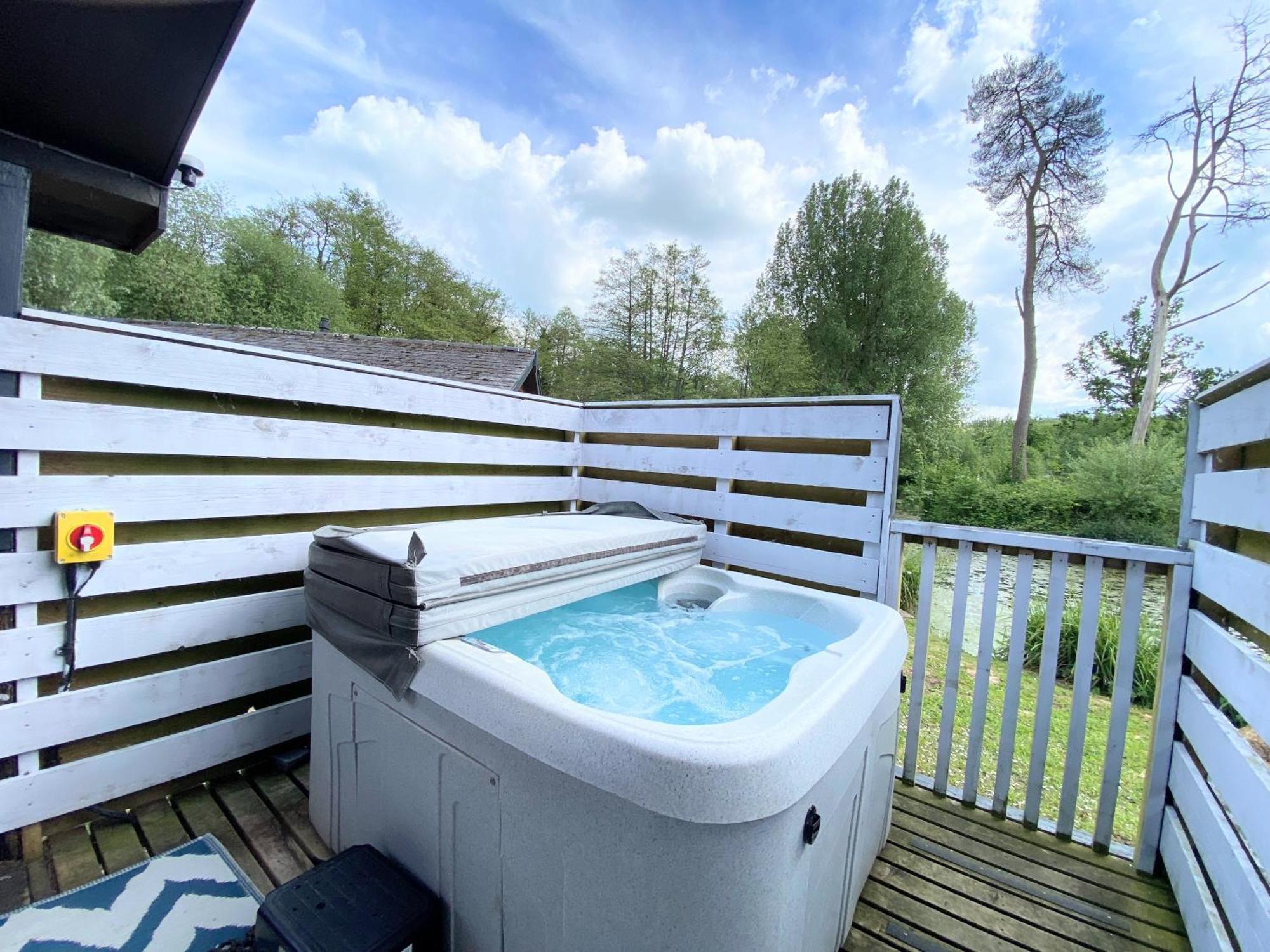 Magpie 2 Hot Tub Huntersmoon-Warminster-Longleat-Wiltshireヴィラ エクステリア 写真